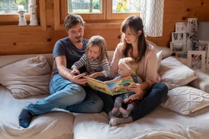 Famille_Mueller_lit_en_semble_un_livre-scaled L'amour de soi Nous racontons à Raphaela et Marcel
