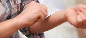 18-11-auto-blessures-adobe-magazine-des-parents-suisses-hg automutilation : Une adolescente se scarifie le bras avec une lame de couteau