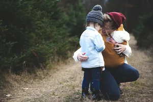 felicità_madre_con_bambini_nella_foresta_scalata Di cosa avete bisogno per una vita felice?