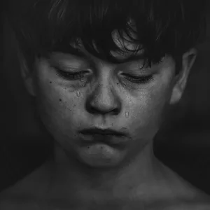 alone-black-and-white-boy-551590-scaled Les enfants font de bons deuils
