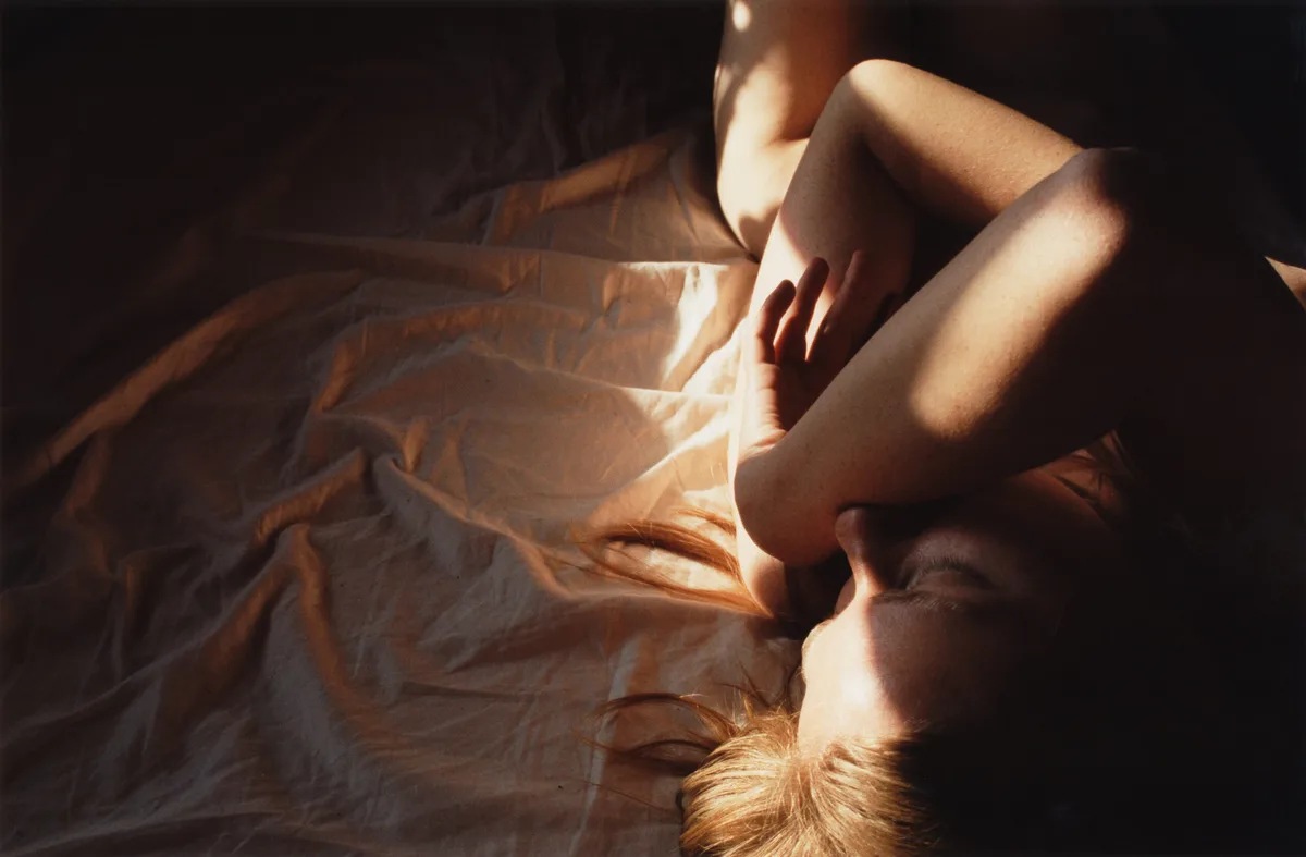 Frau_im_Bett_mit_Licht_und_Schattenreflexen-scaled Gesunder Umgang mit Sexualität von Anfang an