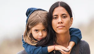 Mum carries her child on her back Marktlücke is committed to the professional integration of women and mothers.