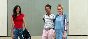 24-10-pubertaet-dossier-editorial-nik-schweizer-elternmagazin-fritz-und-fraenzi-hg Pubertät: Eine Teenager-Tochter mit ihren Eltern
