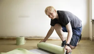 Apprendista decoratore d'interni al lavoro Apprendista decoratore d'interni al lavoro