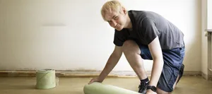 Apprendista decoratore d'interni al lavoro Apprendista decoratore d'interni al lavoro