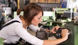 Intelligenza artificiale e cambiamenti nel mondo del lavoro: una giovane donna al lavoro nel settore dell'ingegneria meccanica Intelligenza artificiale e cambiamenti nel mondo del lavoro: una giovane donna al lavoro nel settore dell'ingegneria meccanica