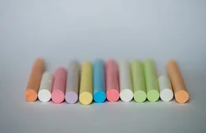 Schule_Primarschule_Uebertritt_FRagen_Ausruestung_Kreide-scaled 7 Fragen zum Übertritt in die Primarschule