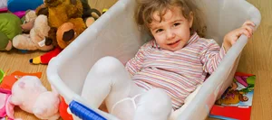 25-04-ausmisten-mit-kindern-kiga-4-hg Débarras : un petit enfant dans un coffre à jouets