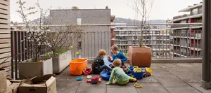 16-05-kinderfreundlich-wohnen-dossier-inti-schweizer-elternmagazin-hg Kinderfreundlich wohnen: drei Kinder spielen auf dem Balkon einer städtischen Siedlung