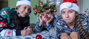 24-11-christmas-type-swiss-parents-magazine-hg What type of Christmas are you? Family with Christmas decorations