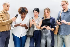 Chat genitori-adulti-su-mobile-scalato Le chat dei genitori su Whatsapp: la follia