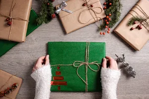 Emballage_cadeaux_livres-scaled Les fêtes de fin d'année : Idées de cadeaux pour toute la famille