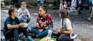 18-20-insegnare nella foresta-walser-swiss-genitori-magazine-hg Lezioni nella foresta: un gruppo di ragazze si siede a terra e mangia insieme