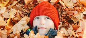 24-12-smartphones-entdecken-berchtold-schweizer-elternmagazin-hg Smartphones nicht in der Kindheit: Junge liegt in Herbstblättern