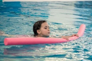 Enfant-avec-nouille-de-piscine-scaled Apprendre à nager : quelles aides à la natation sont utiles pour les enfants ?