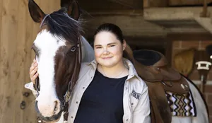 Ein Junges Mädchen im Stall. Ausbildung Pferdefachfrau Ein Junges Mädchen im Stall. Ausbildung Pferdefachfrau