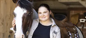 Ein Junges Mädchen im Stall. Ausbildung Pferdefachfrau Ein Junges Mädchen im Stall. Ausbildung Pferdefachfrau