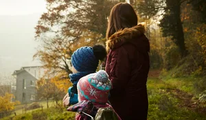 Armut_L-1 Familie in der Armut-Falle: Mutter mit zwei Kindern