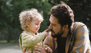 21-08-bindung-vater-vaeter-mutter-eltern-beziehung-kind-bold-jacobs-foundation-schweizer-elternmagazin-fritz-und-fraenzi Die Bindung zum Vater ist wichtiger, als man denkt.