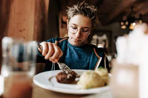 Ragazzo al ristorante Ragazzo al ristorante
