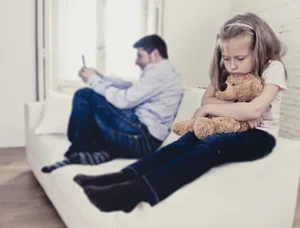 ZHAW_Vater_ignoriert_Kind_ wegen_Smartphone_Fotolia_L_Kopie Enquête en ligne-ZHAW