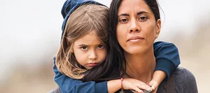 Une mère porte son enfant sur le dos L'association « Marktlücke » s'engage en faveur de l'insertion professionnelle des femmes et des mères.