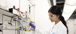 Frau beim Schnuppern als Chemielaborantin Frau beim Schnuppern als Chemielaborantin