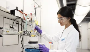 Frau beim Schnuppern als Chemielaborantin Frau beim Schnuppern als Chemielaborantin