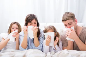 eine_ganze_Familie_schnieft_und_schnupft Erkältungszeit - der Horror jeder Mutter