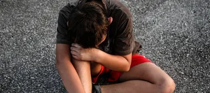 Rhumatisme infantile-L Rhumatisme infantile : un garçon assis par terre