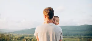 portrait of a father with a child in his arms, view from the back Trennung: Ein Vater mit seinem Kind