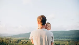 portrait of a father with a child in his arms, view from the back Trennung: Ein Vater mit seinem Kind