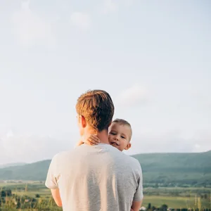 portrait of a father with a child in his arms, view from the back Trennung: Ein Vater mit seinem Kind