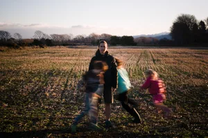 26-04-argomenti-da-discutere-asilo-2-ben-ambientato-rivista-svizzera-per-genitori-fritz-e-fraenzi Scena: tre bambini saltellano intorno alla madre