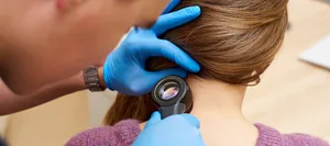 19-11-cicatrices-peau-interview-nouvelle-maison-magazine-parents-suisse-hg Lésions cutanées, cicatrices : Un médecin examine une jeune fille au cou