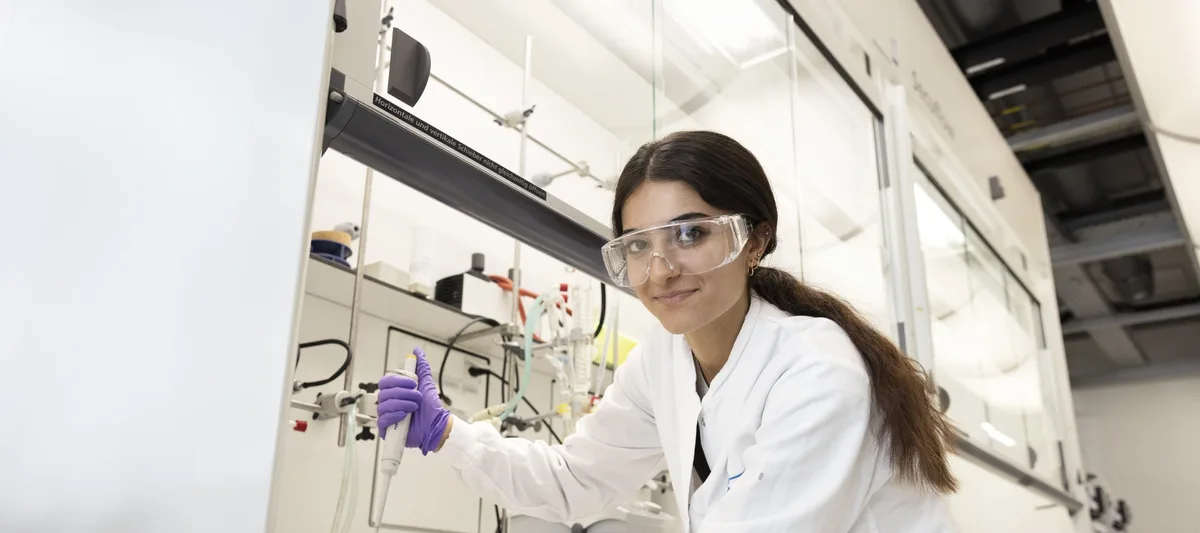 Eine Jugendliche beim Schnuppern als Chemielaborantin Eine Jugendliche beim Schnuppern als Chemielaborantin