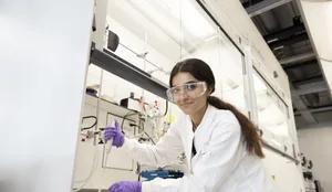 Eine Jugendliche beim Schnuppern als Chemielaborantin Eine Jugendliche beim Schnuppern als Chemielaborantin