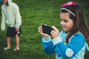 Girl_at_Smartphone-scaled 11 demands for growing up in the digital age