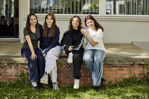 26-07-happiness-at-what-age-are-we-happiest-feature-service-Swiss-Parents’ Magazine-Fritz-and-Fraenzi Happiness: At what age are we happiest? Four teenage girls are sitting on a wall