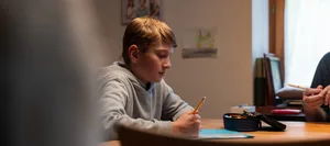 24-12-lernen-mit-adhs-taulant-schweizer-elternmagazin-hg Lernen mit ADHS: betroffener Bub bei den Hausaufgaben