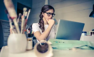 Donna in scala di computer Un nuovo studio mostra la correlazione tra le opzioni di assistenza all'infanzia e il tasso di partecipazione al lavoro delle madri