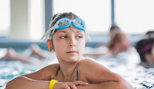 Mädchen im Schwimmbad mit Menstruation Mädchen im Schwimmbad mit Menstruation