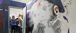 Tagesschule: Schülerinnen und Schüler stehen im Türrahmen + Wand mit Wandbild Tagesschule: Schülerinnen und Schüler stehen im Türrahmen + Wand mit Wandbild