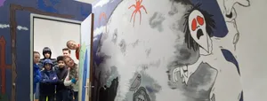 Tagesschule: Schülerinnen und Schüler stehen im Türrahmen + Wand mit Wandbild Tagesschule: Schülerinnen und Schüler stehen im Türrahmen + Wand mit Wandbild