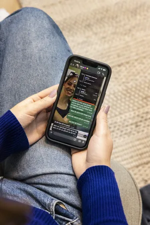 L’amitié numérique – Lilian Sigg Les quatre applications préférées des adolescents : une adolescente montre son smartphone