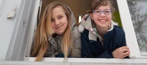 Scuola a tempo pieno: due studentesse guardano fuori dalla finestra Scuola a tempo pieno: due studentesse guardano fuori dalla finestra