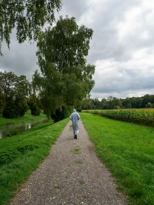 Dossier « Dépendance » – Noah Image symbolique sur le thème de la dépendance. Un adolescent suit son chemin.
