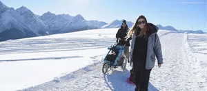 24-12-ein-wochenende-in-scuol-schweizer-elternmagazin-hg Ein Wochenende in Scuol: Familie spaziert mit Schlitten