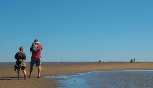 Wattwanderung Ferien ohne Geld auf Amrun: Ein Vater mit seinem Sohn