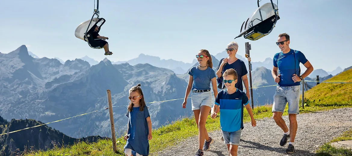 ein-wochenende-in-stoos-familienausflug In Stoos ist eine Familie auf Wanderung. Das Bergdorf bietet Abenteuer, Spass und Kulinarik.